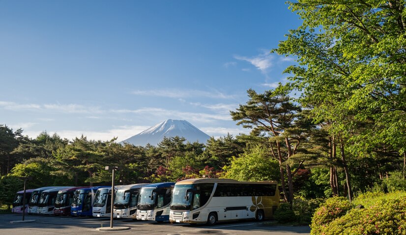 https://hodaiweb.com/wp-content/uploads/2024/04/fuji-early-morning-with-bus-parking-foreground-green-season_33413-52.jpg